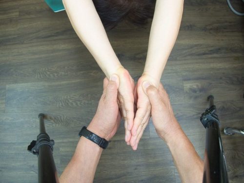 腸腰筋の緊張で体幹左 側が伸びない。